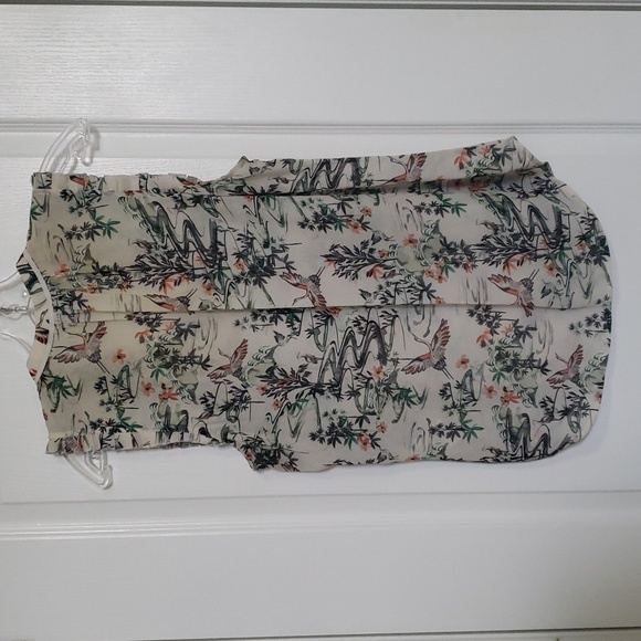 3/$12 H&M sleeveless pattern blouse - Picture 2 of 5